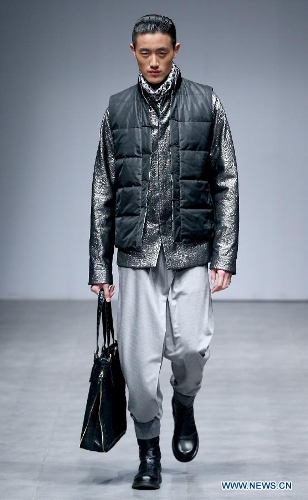  A model presents a creation of designed by Zeng Fengfei during the 21st China International Young Fashion Designers Contest in Beijing, capital of China, March 25, 2013. The contest theming Boundary has attracted 29 designers from 16 countries. (Xinhua/Chen Jianli)  