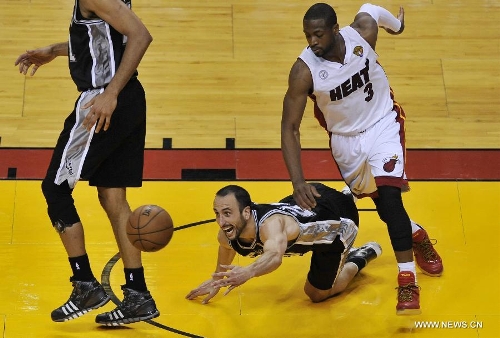 Manu Ginobilly (C) of San Antonio Spurs passes the ball during Game 6 of the NBA Finals against Miami Heat in Miami, the United States, June 18, 2013. Miami won 103-100.(Xinhua/Fang Zhe) 