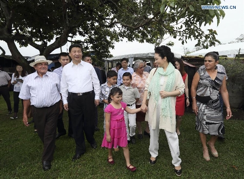 Chinese President Xi Jinping (2nd L, front) and his wife Peng Liyuan (2nd R, front) visit a local farmer's family in Costa Rica, June 3, 2013. (Xinhua/Lan Hongguang) 