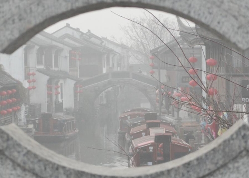 &nbsp;Photo taken on Jan. 21, 2013 shows the fog-shrouded Shantang Street, a famous water alley, in Suzhou, east China's Jiangsu Province. (Xinhua/Wang Jiankang)&nbsp;