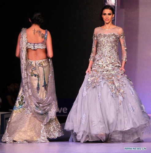 Models present creations by designer Payal Jain at the Rajasthan Fashion Week 2013 in Jaipur, India, May 10, 2013. (Xinhua/Stringer) 