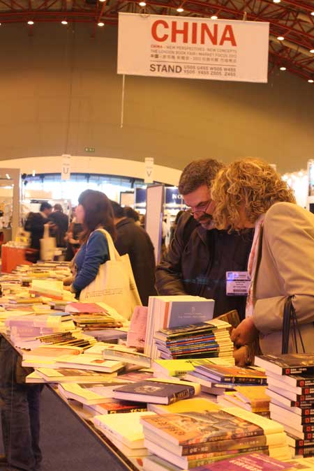 Visitors browse a book stand at the China Pavilion Monday. Photo: Sun Wei/GT