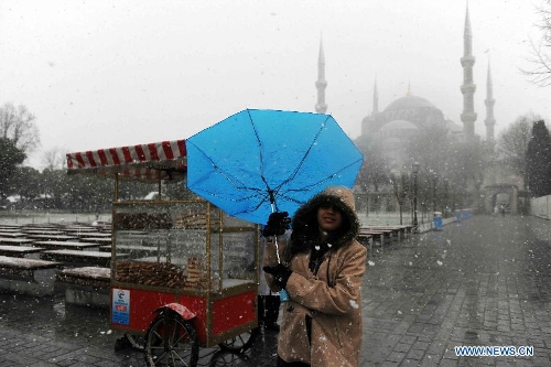 Snow falls as a girl walks with her umbrella in front of the Blue Mosque in the Turkish city of Istanbul on January 7, 2013. Heavy snow hit Istanbul on Monday, paralysing daily life, disrupting air traffic and land transport. Many provinces across Turkey are also being affected by heavy snow which led to the closure of schools in nine province and blocked traffic in many villages. (Xinhua/Ma Yan) 
