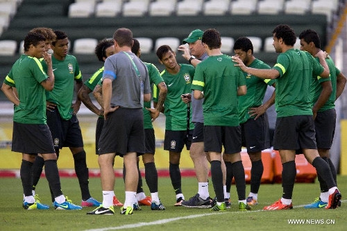 Brazil's head coach Luiz Felipe Scolari (C) attends a training session at the Castelao Stadium, in Fortaleza, Brazil, on June 18, 2013. Brazil will face Mexico on Wednesday, in its second match during the the FIFA Confederations Cup Brazil 2013. (Xinhua/Guillermo Arias) 