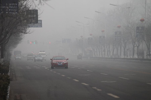  Vehicles run on fog-shrouded road in Qinhuangdao City, north China's Hebei Province, Feb. 17, 2013. (Xinhua/Wang Hanzhi) 