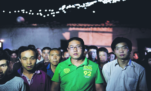 Nearly 100 construction workers try to claim their unpaid salaries from a real estate developer after the property market crashed. Photo: Zhou Pinglang/Tencent News