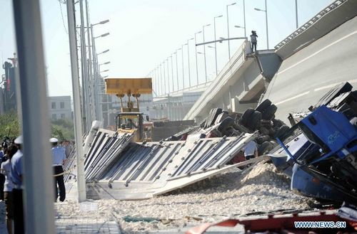 Photo taken on August 24, 2012 shows the collapsed section of the Yangmingtan bridge in Harbin, capital of Northeast China's Heilongjiang Province. Four trucks fell off to the ground after a section of the Yangmingtan bridge collapsed in Harbin early Friday morning, killing three people and injuring five others. The 15.4-kilometer-long bridge was opened to traffic last November. The collapsed part, which measures 100 meters in length, fell from a height of 30 meters. Photo: Xinhua
