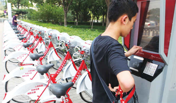 A resident rents a bike at Dongsishitiao in Beijing on Sunday. Photo: Li Hao/GT
