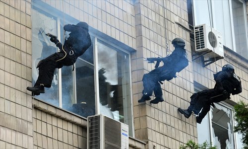 Ukrainian special forces officers take part in an anti-terrorism exercise at the Israeli embassy in Kiev on Thursday. The special forces' anti-terrorism drills were also conducted at Jewish schools, synagogues, and cultural centers in the Ukrainian capital.  Photo: AFP