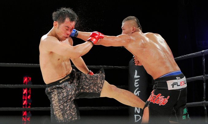 Chinese MMA fighter Liu Wenbo beats Yang Hae-jun, from South Korea, during Legend Fighting Championship events in Hong Kong on August 24, 2012. Photo: courtesy of Legend Fighting Championship 