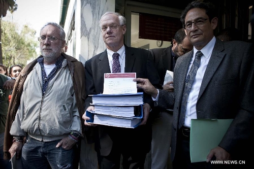 Mexican peace activists Javier Sicilia (L) and professor Sergio Aguayo (R) hand to US official Michael Glover (C) documents in Mexico City, capital of Mexico, on Jan. 14, 2013. Javier Sicilia and Sergio Aguayo delivered documents signed by 54,558 citizens and a letter with three petitions on smuggling, selling weapons and reducing the use of them in the United States to U.S. official Michael Glover on Monday. (Xinhua/Rodrigo Oropeza) 