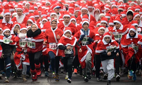 Participants of the fifth Michendorf Saint Nicholas race start their 10 kilometers fun run in Michendorf, Germany on Sunday. The runners are required to wear costumes. Photo: CFP
