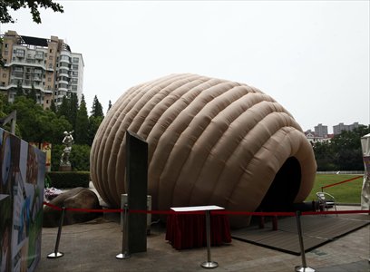A cocoon-shaped eight-seat inflatable screening room sits in Changfeng Park Tuesday, courtesy of the 16th Shanghai International Film Festival. The mobile structure is especially suited for public spaces, like parks. Photo: Cai Xianmin/GT