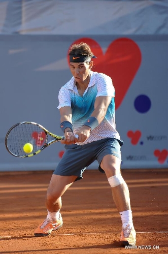 Spanish tennis player Rafael Nadal hits a return during an ATP Vina del Mar tournament doubles match with Argentine Juan Monaco against Czech Republic's Frantisek Cermank and Lukas Dlouhy in Vina del Mar, Valparaiso Region, Chile, Feb. 5, 2013. (Xinhua/Jorge Villegas) Nadal makes winning returnSANTIAGO, Feb. 5 (Xinhua) -- Tennis former world No. 1 Rafael Nadal won his first match Tuesday after more than seven months out due to a left knee injury.The Spaniard partnered Juan Monaco to beat Frantisek Cermak and Lukas Dlouhy from Czech Republic 6-3, 6-2 in the VTR clay-court tournament in Chile. 