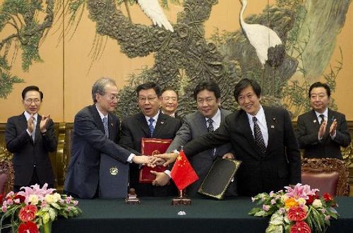 Chinese Premier Wen Jiabao (C, back), President of the Republic of Korea (ROK) Lee Myung-bak (1st L) and Japanese Prime Minister Yoshihiko Noda (1st R) jointly attend the signing ceremony of an agreement on promoting, facilitating and protecting investment after the Fifth Trilateral Summit Meeting among China, ROK and Japan at the Great Hall of the People in Beijing, capital of China, May 13, 2012. The meeting kicked off in Beijing on Sunday morning. Photo: Xinhua
