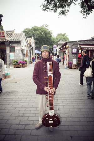 Filipino sitarist Raymond Fulgar, aka Rudra Sage, has been on a spiritual mission to share his music since settling in Beijing in 2003. Photo: Li Hao/GT 