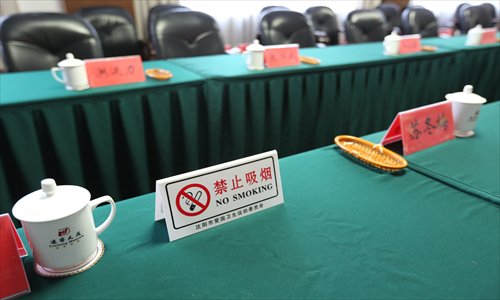  A no smoking sign is put on a desk in a conference hall in Shenyang, Liaoning Province on January 7, 2014,before the Shenyang People's Congress opened. Photos: CFP