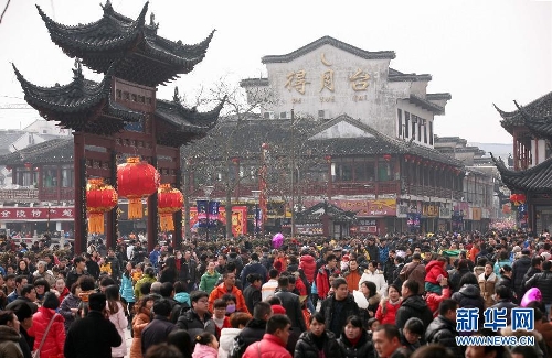  Photo taken on Feb. 13 shows people touring Nanjing Confucius Temple. According to the statistics issued on Feb. 15, by the national holiday tourism office for coordination meeting of inter-ministry and department, the totoal number of people touring 39 major resort and tourist cities of China reached 76,000,000 during this year's seven-day Spring Festival holiday, up 15 percent year on year.  And the number of tourists visiting 33 popular scenic spots across China increased by 20 percent year on year.  (Source: xinhuanet.com/photo)