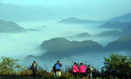 A group of photographers capture the beauty of a spectacular sea of clouds on the Chashan Mountain in Zhenba county, Shaanxi Province, on Thursday morning. Photo: CFP