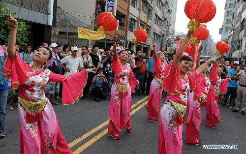 A tour for commemorating the 350th anniversary of the founding of the Zheng Chenggong Temple is held in the old city of Tainan, southeast China's Taiwan, June 15, 2013. The tour is part of the Fifth Zheng Chenggong Cultural Festival. (Xinhua/Tao Ming)