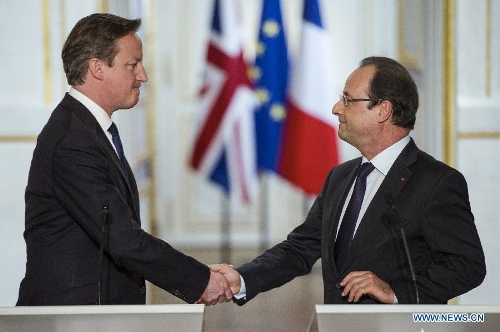 French President Francois Hollande (R) and visiting British Prime Minister David Cameron attend a joint press conference at the Elysee Palace in Paris, France, May 22, 2013. French President Francois Hollande and British Prime Minister David Cameron on Wednesday condemned the assassination of a British soldier in the suburbs of London after their meeting in Paris. (Xinhua/Etienne Laurent)