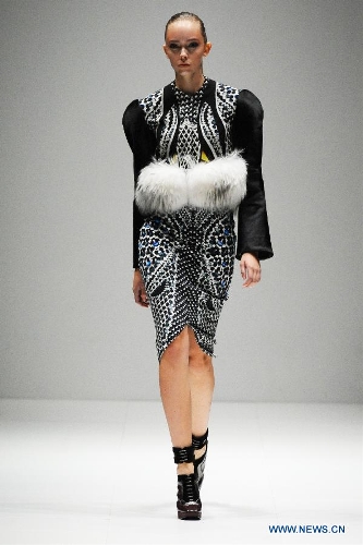 &nbsp;A model presents a creation by British designer Peter Pilotto during the Audi Fashion Festival held in Singapore's Marina Bay, May 18, 2013. (Xinhua/Then Chih Wey) 