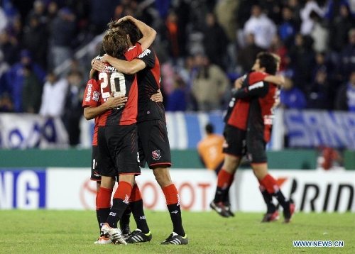 Players of Newell's Old Boys, celebrate their goal against Velez Sarsfield during the Copa Libertadores 2013 soccer match at Jose Amalfitani Stadium, in Buenos Aires, Argentina, on May 15, 2013. (Xinhua/Martin Zabala) 