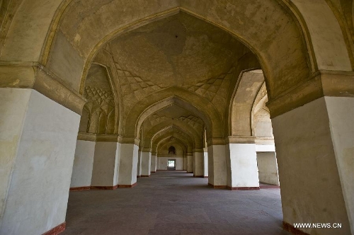 Photo taken on March 24, 2013 shows the interior view of Mughal Emperor Akbar's tomb in Agra, India. The tomb of Mughal Emperor Akbar, built from 1605 to 1613, is in the Mughal style combining designs of Islamic, Persian and Hindu. (Xinhua/Tumpa Mondal) 
