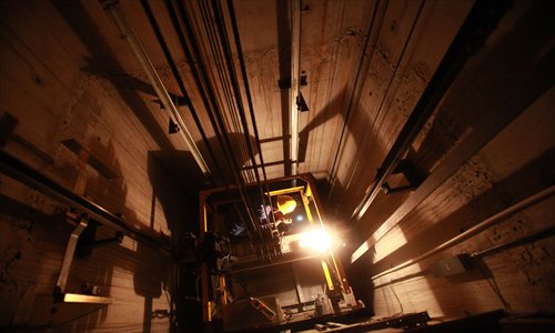 An engineer carries out maintenance work on an elevator. Photo: CFP