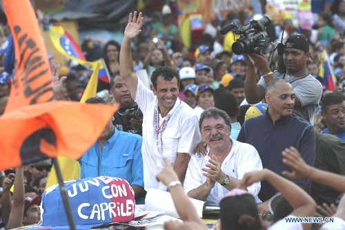 Opposition presidential candidate Henrique Capriles (C) attends a rally in Valencia, Carabobo State, Venezuela, April 9, 2013. (Xinhua/Juan Carlos Hernandez)