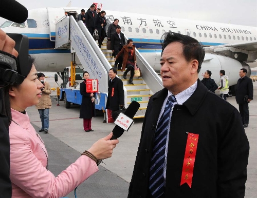 Lu Zhimin (R), a deputy to the 12th National People's Congress (NPC) from northeast China's Jilin Province, receives an interview upon his arrival in Beijing, capital of China, March 2, 2013. The first session of the 12th NPC is scheduled to open in Beijing on March 5. (Xinhua/Pang Xinglei) 