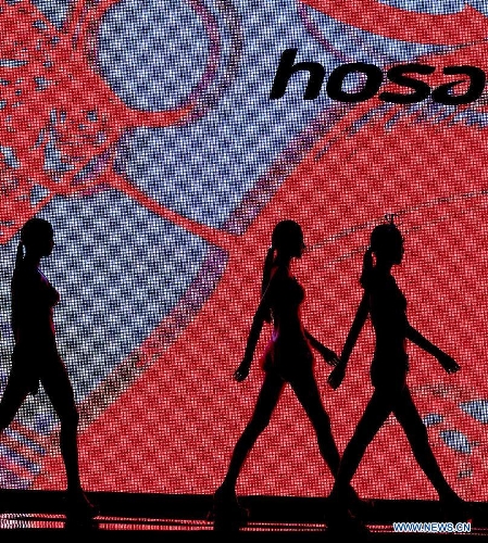  Models present new creations at the 2014 Hosa swimwear show in Beijing, capital of China, May 21, 2013. (Xinhua/Chen Jianli) 