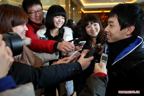  Chinese athlete Zou Kai (R), a member of the 12th National Committee of the Chinese People's Political Consultative Conference (CPPCC) from sports circle is interviewed by journalists in Beijing, China, March 1, 2013. The CPPCC members stared registration for the first session of the 12th CPPCC National Committee, which will open on March 3. (Xinhua/Jin Liwang) 