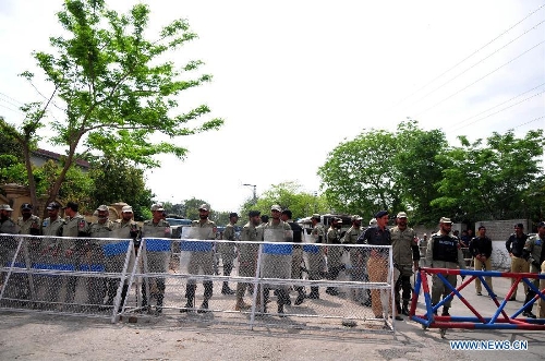 Paramilitary troops cordon off the vicinity of an anti-terrorism court in Rawalpindi, adjacent city of Islamabad, capital of Pakistan, on April 23, 2013. The Pakistani anti-terrorism court, conducting the trial of suspects charged with involvement in the 2007 assassination of former Prime Minister Benazir Bhutto on Tuesday ordered that former President Pervez Musharraf would be included in the investigation process. (Xinhua/Ahmad Kamal)