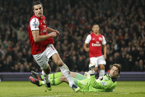 Arsenal's Robin van Persie (C) celebrates scoring a goal during their English Premier League match against Newcastle United at the Emirates Stadium in London. Arsenal won 2-1. Photo: Xinhua/AFP