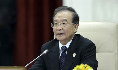 Chinese Premier Wen Jiabao delivers a speech during the 15th China-ASEAN summit in Phnom Penh, Cambodia, November 19, 2012. Photo: Xinhua