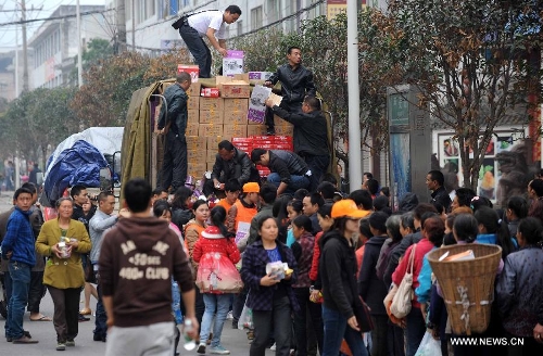 Earthquake victims receive relief materials in Lushan County, southwest China's Sichuan Province, April 22, 2013. A 7.0-magnitude earthquake jolted Lushan County of Ya'an City on Saturday morning. (Xinhua/Jiang Hongjing) 