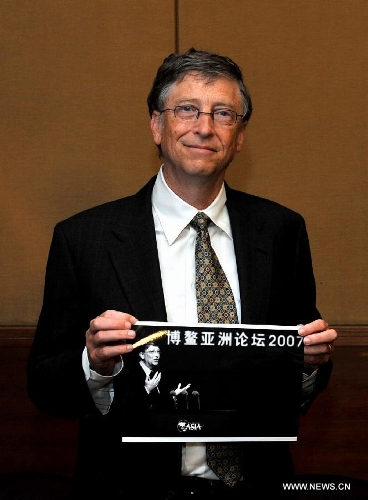 Bill Gates, co-chair and trustee of Bill and Melinda Gates Foundation, shows a file photo of him as receiving an exclusive interview with the Xinhua News Agency during the Boao Forum for Asia (BFA) Annual Conference 2013 in Boao, south China's Hainan Province, April 8, 2013. The file photo, taken by Xinhua photographer Jiang Enyu, showed Gates delivering a speech at the BFA Annual Conference 2007. (Xinhua/Jiang Enyu) 