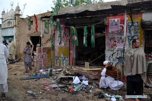 Damaged houses are seen at the blast site in southwest Pakistan's Quetta, April 24, 2013. At least four people were killed and 37 others injured on Tuesday night in a series of bomb blasts followed by a suicide attack in Pakistan's southwestern provincial capital of Quetta, local media reported. (Xinhua/Mohammad)&nbsp;
