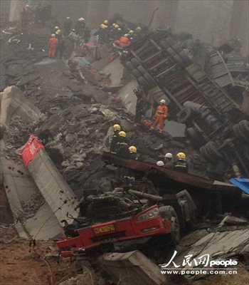 An expressway bridge partially collapsed due to a truck explosion Friday morning in central China's Henan Province. The explosion, which occurred around 8:52 am, caused several vehicles to tumble from the bridge in Mianchi County. Photo: people.com.cn