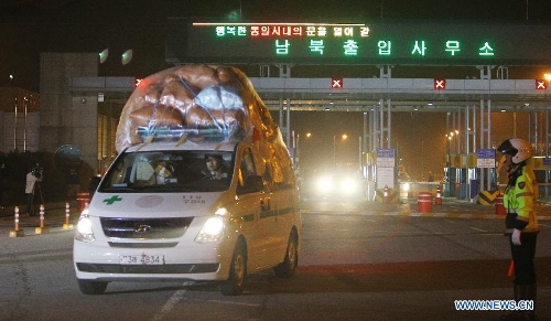 South Korean vehicles carrying South Koreans and fully loaded with goods and products brought back from the Kaesong industrial complex arrive at the customs, immigration and quarantine office in Paju, north of Seoul, South Korea, Tuesday, April 30, 2013. The Democratic People's Republic of Korea (DPRK) on Monday allowed all but seven South Koreans to return home from the Kaesong joint industrial park. The 43 South Koreans had entered the South Korean territory by bus on early morning of April 30. (Xinhua/Yao Qilin) 