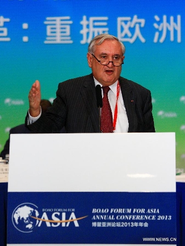 Jean-Pierre Raffarin, former prime minister of France, presides over a roundtable discussion themed in 