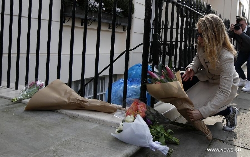 A girl presents floral tributes outside the residence of Baroness Thatcher in No.73 Chester Square in London, Britain, on April 8, 2013. Former British Prime Minister Margaret Thatcher died at the age of 87 after suffering a stroke, her spokesman announced Monday. (Xinhua/Wang Lili) 