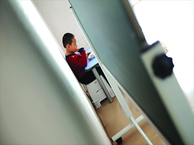 In addition to misleading treatments from the medical profession, parents of autistic children must also grapple with limited and costly education options for their kids. Photos: CFP