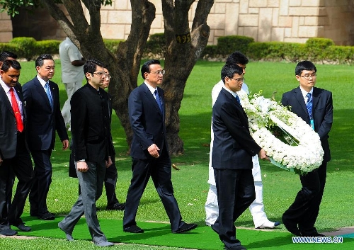 &nbsp;Chinese Premier Li Keqiang (C) prepares to lay a wreath to the memorial of Mahatma Gandhi in New Delhi, India, May 20, 2013. (Xinhua/Li Tao) 