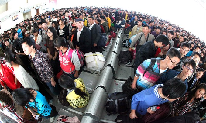 Passengers wait at a railway station in Bozhou, Anhui Province, on Sunday. Railway stations across the country have seen a surge of passengers as the eight-day National Day holiday came to an end on Sunday. Photo: CFP