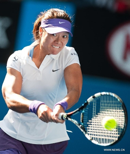 Li Na of China hits a return during her fourth round women's singles match against Julia Goerges of Germany on the seventh day of 2013 Australian Open tennis tournament in Melbourne, Australia, Jan. 20, 2013. Li Na won 2-0. (Xinhua/Bai Xue)