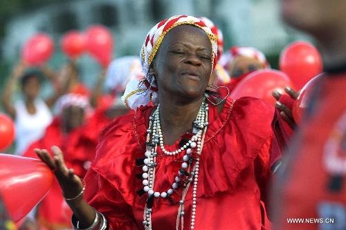A member of samba schools participates in a rehearsal of Rio de Janeiro Carnival 2013, at the Anhembi Sambodrome, in Sao Paulo, Brazil, on Jan. 20, 2013. (Xinhua/Rahel Patrasso) 