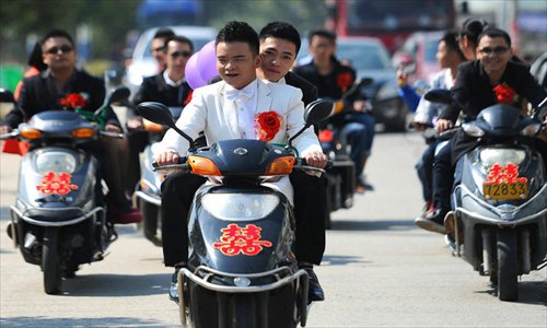 During the National Day holidays, 24-year-old Lu Zhong and his gay partner 20-year-old Liu Wanqiang held a public wedding ceremony in their hometown of Ningde, Fujian province. The couple met and fell in love 2 years ago and their engagement in Dongguan caused a big stir throughout China.Photo: China.org.cn