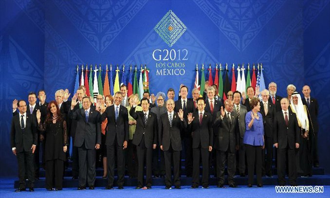 Chinese President Hu Jintao (5th L, front) poses for a group photo with other participants of the seventh Leaders' Summit of the Group of 20 (G20) in Los Cabos, Mexico, June 18, 2012.Photo: Xinhua